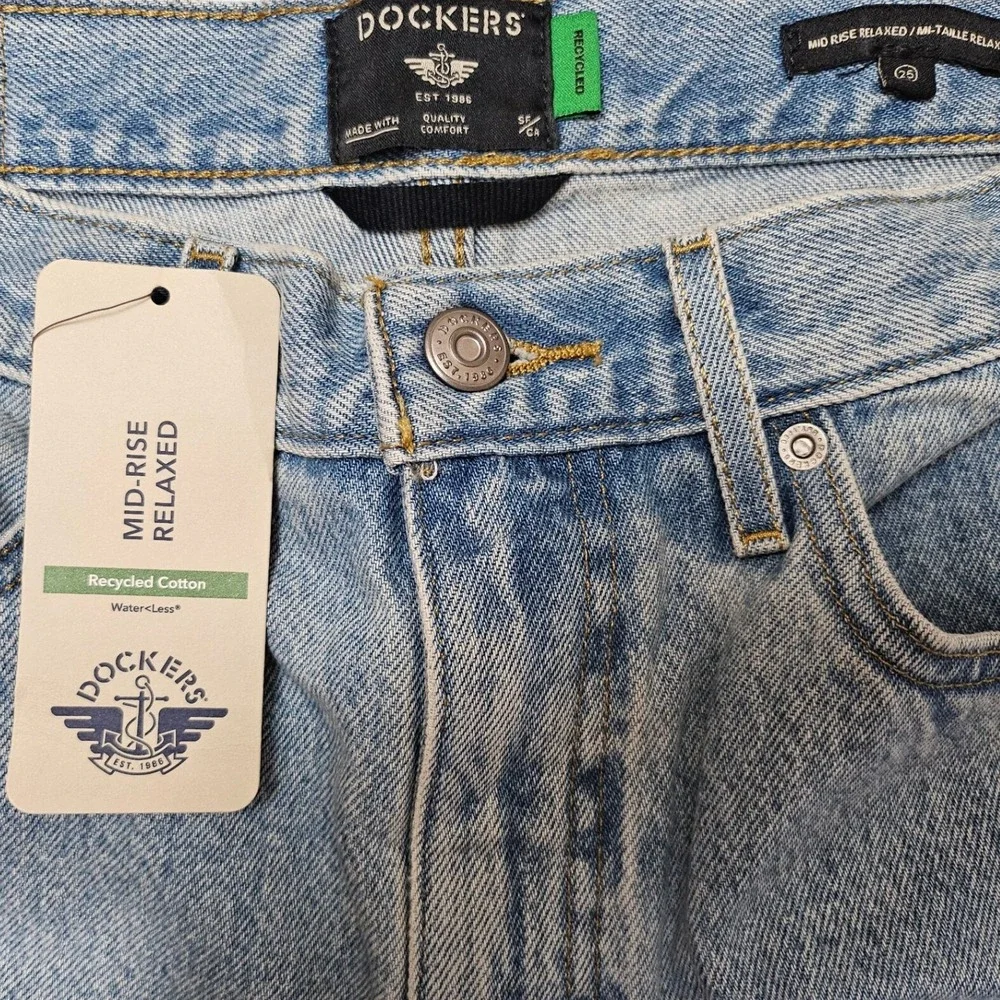 Dockers Womens Mid Rise Relaxed Straight Leg Jeans Light Wash Blue A64720005 25